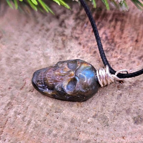 Nature Labradorite Flashy Skull Pendant Necklace - Picture 4 of 8
